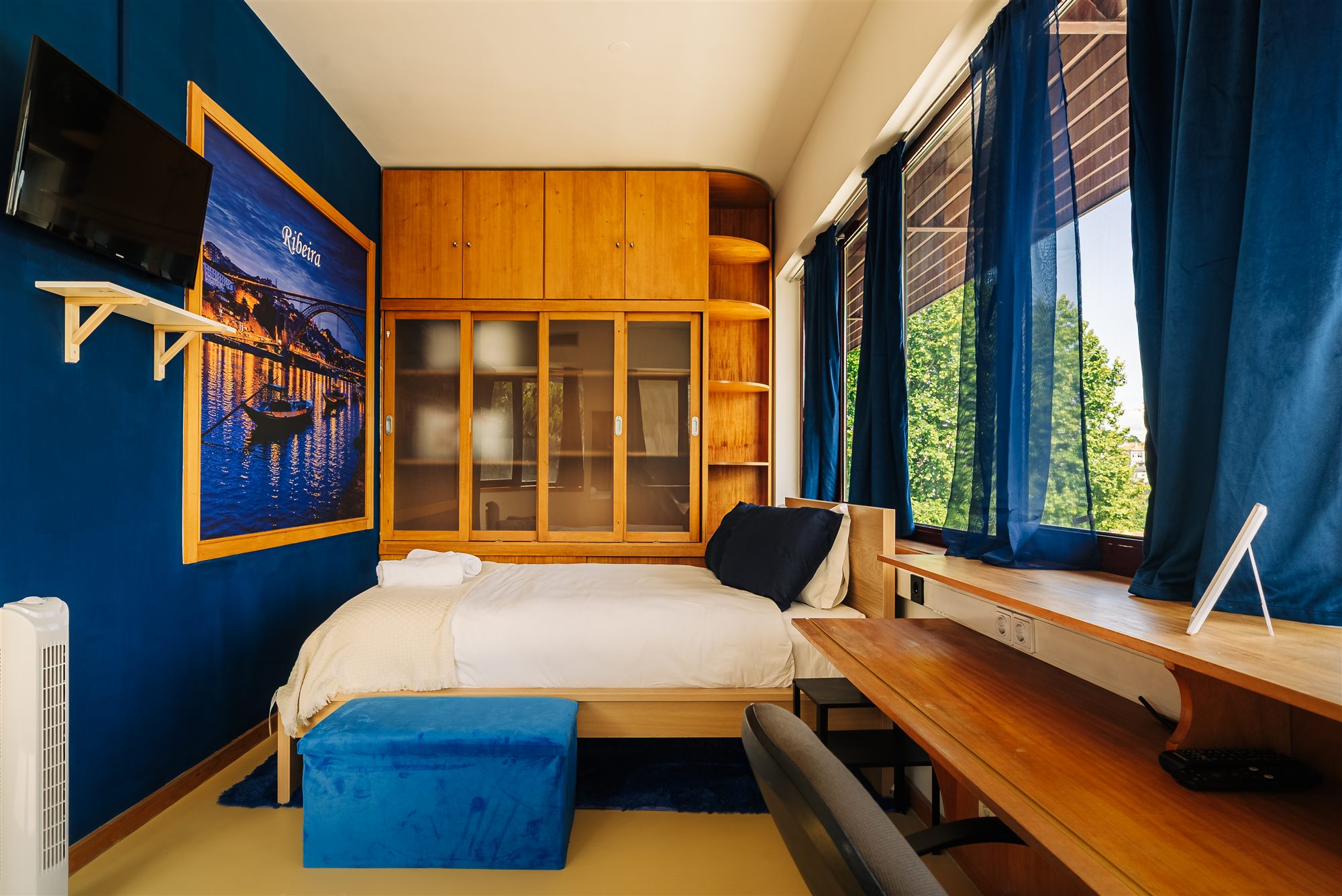 Ribeira private double room at Porto Peace Haven